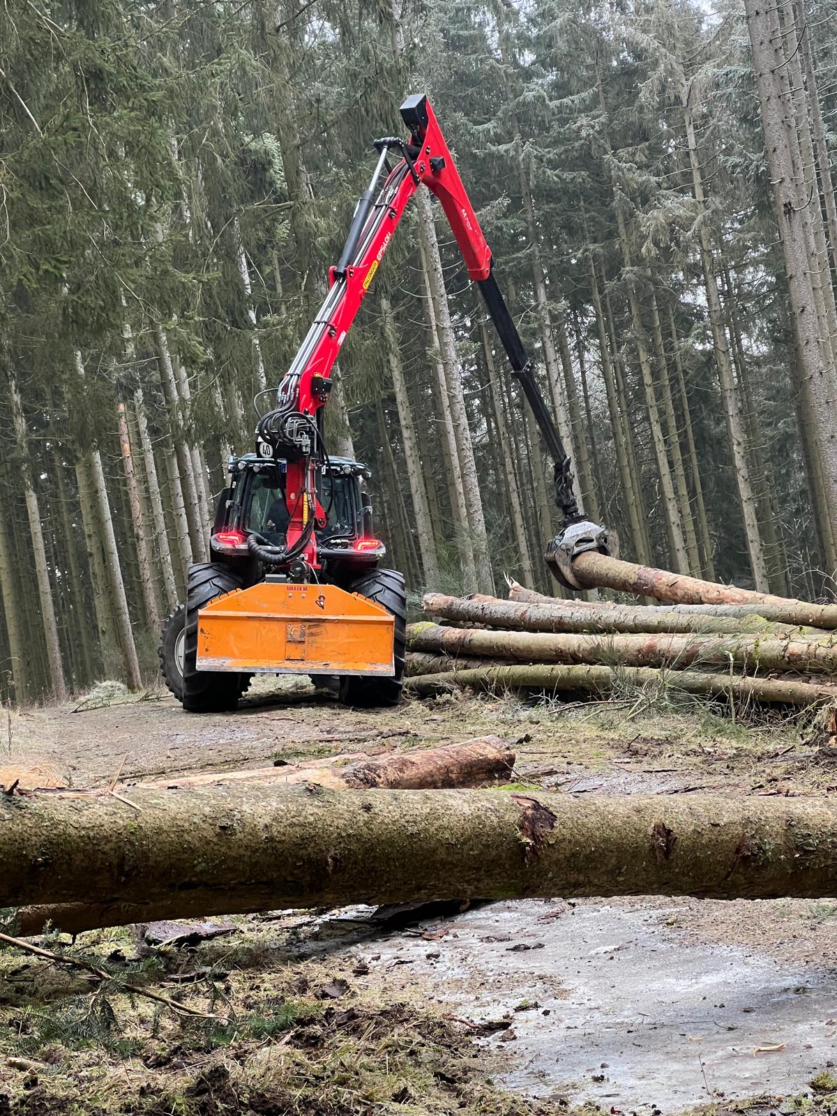 Waldarbeiten mit einem Traktor