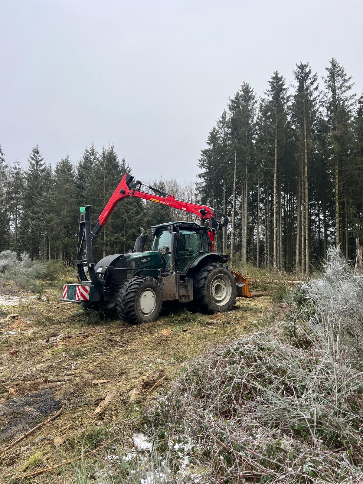 Forstarbeiten mit einem Traktor